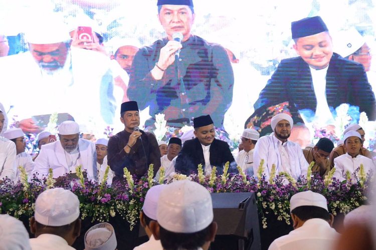 PENGAJIAN: Bupati Kudus HM Hartopo saat mendampingi Habib Syech Bin Abdul Qadir Assegaf pada acara bertajuk ARS Bersholawat di Lapangan Desa Purworejo, Senin (12/9) malam. (Nisa Hafizotus Syarifa/Harianmuria.com)