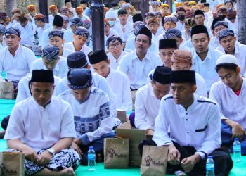 ZIARAH: Masyarakat Kudus menyongsong Hari Jadi Kudus dengan berziarah ke makam Sunan Kudus. (Dokumen Pribadi/Harianmuria.com)