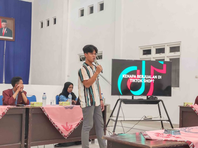 MATERI: Owner Den Kudus, Bagus Abdul Wahhab saat menyampaikan materi workhsop TikTok Shop yang diselenggaragakan oleh KKN IK IAIN Kudus Gondosari, Kamis (23/9). (Dokumen Pribadi/Harianmuria.com)