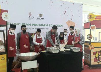 Bupati Kendal dan Ketua Baznas RI mencoba mengolah ayam krispi ZChicken. (Arvian Maulana/Harianmuria.com)