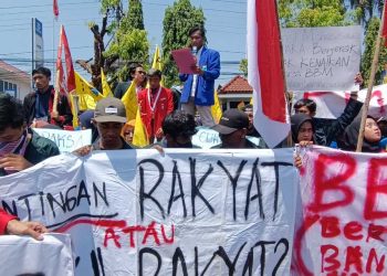 DEMONSTRASI: Ratusan mahasiswa suarakan tuntutan di depan Kantor DPRD Jepara. (Muslichul Basid/Harianmuria.com)