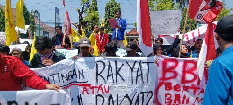 DEMONSTRASI: Ratusan mahasiswa suarakan tuntutan di depan Kantor DPRD Jepara. (Muslichul Basid/Harianmuria.com)