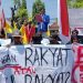 DEMONSTRASI: Ratusan mahasiswa suarakan tuntutan di depan Kantor DPRD Jepara. (Muslichul Basid/Harianmuria.com)