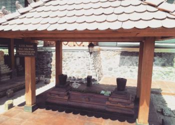 ILUSTRASI: Makam salah satu ulama kharismatik KH Raden Asnawi Kudus di komplek masjid Menara Sunan Kudus. (Intagram @kang.hanan/Harianmuria.com)