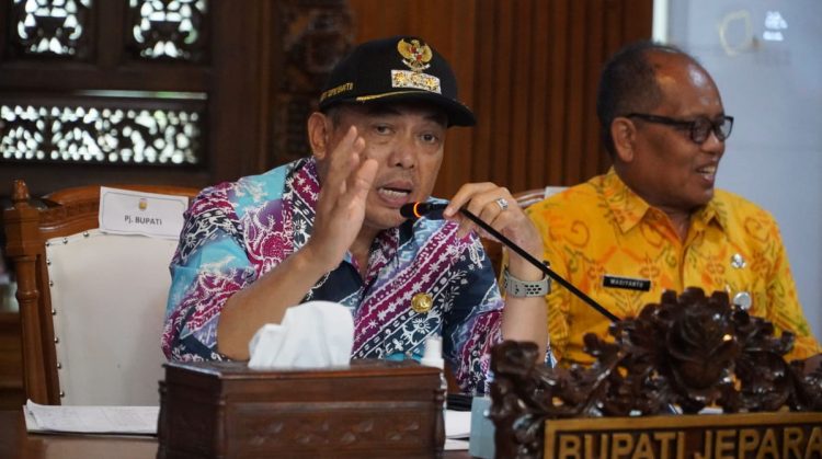MENYAMPAIKAN: Arahan : Pj Bupati Jepara memberikan pengarahan dalam audiensi dengan pengelo SPBU se-Kabupaten Jepara di ruang Command Centre. (Muslichul Basid/Harianmuria.com)