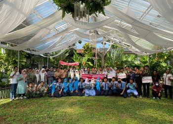 POTRET: Smartfren Community Pati saat foto bersama peserta workshop grand final di Dona Doni Poll and Spa, Kamis (1/9). (Arif Febriyanto/Harianmuria.com)