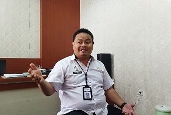 Menjelaskan: Aziz Muslim, Kepala Bidang (Kabid) Formasi dan Jabatan, Badan Kepegawaian, Pendidikan dan Pelatihan (BKPP) Pati saat ditemui ditempat kerjanya.( Istimewa I Harianmuria.com )