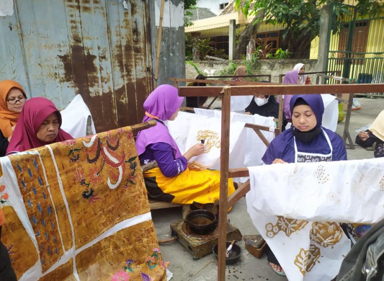 MEMBATIK: Para Pembatik yang menghadiri Festival Batik Bakaran Juwana, Minggu (2/10). (Istimewa/Harianmuria.com)