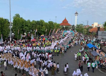 Puluhan ribu santri berkumpul di alun-alun simpah tujuh Kudus untuk mengikuti Mlampah Sareng Santri 2022, Minggu (30/10). (Hasyim Asnawi/Harianmuria.com)