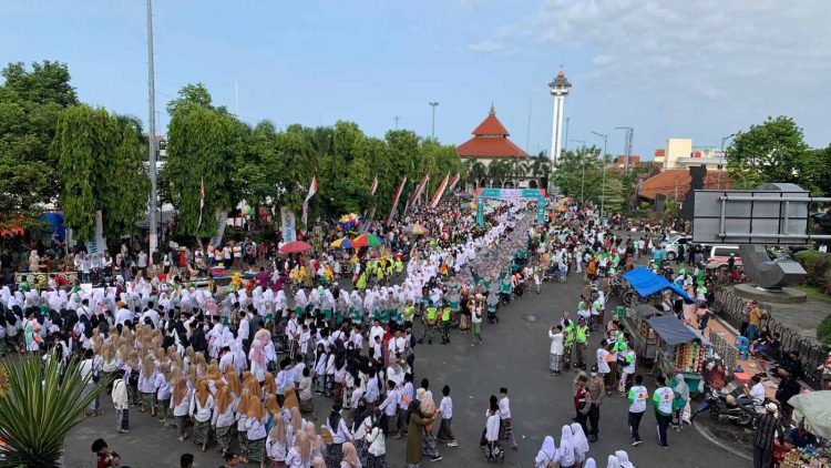 25 Ribu Santri Padati Alun-Alun Kudus dalam Mlampah Sareng Santri oleh Luwak White Koffie - Harianmuria Puluhan ribu santri berkumpul di alun-alun simpah tujuh Kudus untuk mengikuti Mlampah Sareng Santri 2022, Minggu (30/10). (Hasyim Asnawi/Harianmuria.com)
