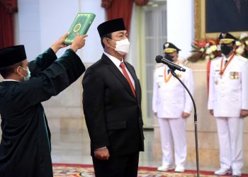 AMBIL SUMPAH: Presiden RI Jokowi melantik Hendrar Prihadi sebagai Kepala Lembaga Kebijakan Pengadaan Barang/Jasa Pemerintah (LKPP) di Istana Negara, Jakarta, Senin (10/10). (Setkab.go.id/Harianmuria.com)