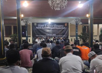 Para suporter yang tergabung dalam Ganster dan RBG12 ikuti tahlil dan doa untuk korban tragedi kerusuhan di stadion Kanjuruhan Malang yang digelar manajemen beserta tim PSIR Rembang. (R Teguh Wibowo/Harianmuria.com)