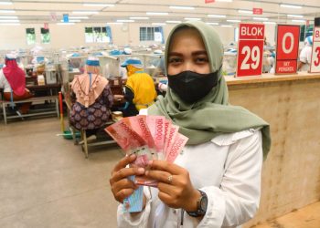 SENANG: Salah satu buruh rokok yang menerima BLT dari Pemkab Kudus. (Nisa Hafizhotus Syarifa/Harianmuria.com)