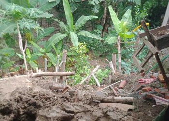 MEMBAHAYAKAN: Kepala Kelurahan Tambahrejo, Uky Martin Andhana menunjukkan rumah warganya yang terancam ambrol karena hujan deras. (Lilik Yuliantoro/Harianmuria.com)