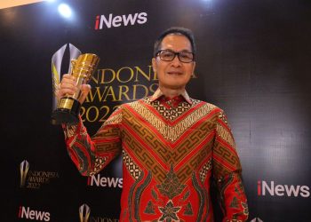 BANGGA: Bupati Kudus HM Hartopo saat menerima penghargaan kategori Bureaucratic Reform, yakni 'Excellent Public Communication' pada ajang Indonesia Awards 2022 di Jakarta Concert Hall, Rabu (26/10) malam. (Nisa Hafizhotus Syarifa/Harianmuria.com)