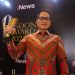 BANGGA: Bupati Kudus HM Hartopo saat menerima penghargaan kategori Bureaucratic Reform, yakni 'Excellent Public Communication' pada ajang Indonesia Awards 2022 di Jakarta Concert Hall, Rabu (26/10) malam. (Nisa Hafizhotus Syarifa/Harianmuria.com)