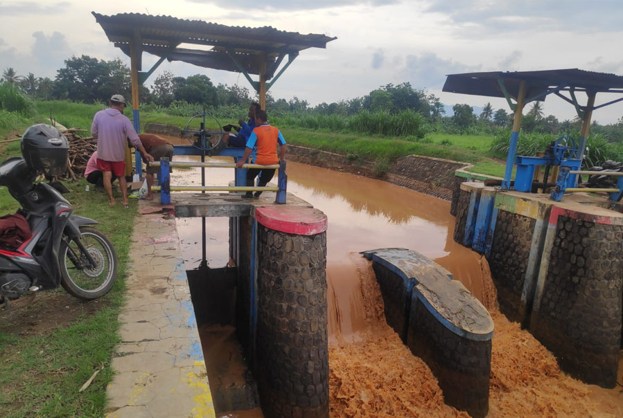Bersih-Bersih Sampah di Kali Guno, Camat Dukuhseti Ajak Warga Cegah Banjir