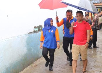 MENINJAU: Wabup Tri Yuli Setyowati mengunjungi lokasi banjir di wilayah Kecamatan Cepu. (Lilik Yuliantoro/Harianmuria.com)