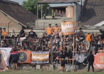 DUKUNGAN: Ganster saat memberikan dukungan kepada PSIR di stadion Krida Rembang beberapa waktu lalu. (R Teguh Wibowo/Harianmuria.com)