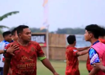 Kericuhan yang terjadi saat pertandingan sepakbola antara PSJ Jungsemi melawan Arseba FC yang terjadi pada pertandingan Minggu 2 Oktober 2022 di Lapangan Desa Sendangdawung. (Arvian Maulana/Harianmuria.com)