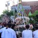 ANTUSIAS: Masyarakat saat berebut nasi kepal dalam Kirab Ampyang Maulid di Desa Loram Kulon, Kecamatan Jati, Sabtu (8/10). (Nisa Hafizhotus Syarifa/Harianmuria.com)