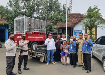 Sujiyanto, Difabel Penjual Mainan Anak saat menerima bantuan motor roda tiga dari Camat Dukuhseti. (Istimewa/Harianmuria.com)