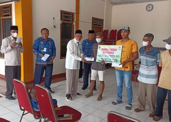 SIMBOLIS: Baznas Kabupaten Pati memberikan bantuan kepada warga Soneyan, Margoyoso, Pati. (Aziz Afifi/Harianmuria.com)