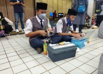 FOKUS: Dua siswa asal MTsN 1 Pati sedang memperagakan merakit robot dalam kompetisi Asian Robotic Competition for Primary and Secondary Schools. (Aziz Afifi/Harianmuria.com)