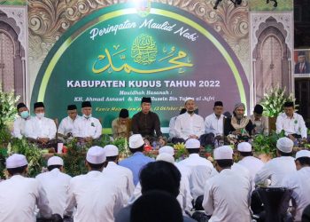 KHUSYUK: Peringatan Maulid Nabi Muhammad SAW di Pendapa Kabupaten Kudus, Kamis (13/10) malam. (Nisa Hafizhotus Syarifa/Harianmuria.com)