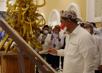 Wakil Gubernur Jawa Tengah, Taj Yasin Maimoen saat meresmikan Galeri Kaligrafi di Museum Jenang Gusjigang Kudus, Sabtu (22/10). (Hasyim Asnawi/Harianmuria.com)