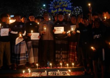 DUKACITA: Para suporter Kudus bersama Kapolres Kudus, Dandim, Manajer Persiku, dan tokoh ulama berkumpul di Alun-Alun Simpang Tujuh Kudus untuk mendoakan ratusan korban tragedi Kanjuruhan, Senin malam (3/10). (Hasyim Asnawi/Harianmuria.com)