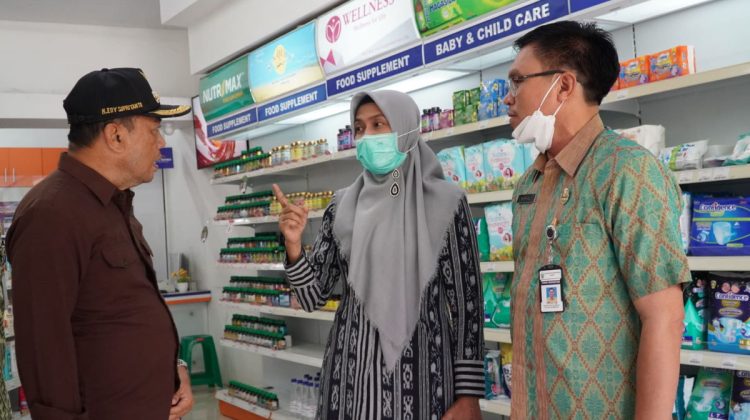 SIDAK: Pj Bupati Jepara Edy Supriyanta bersama Plt Kepala Dinkes Jepara Muh Ali meninjau obat sirup di salah satu apotek. (Muslichul Basid/Harianmuria.com)