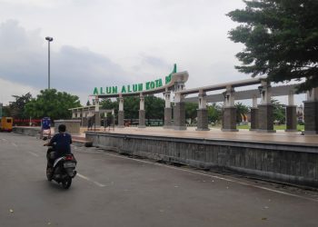 MELINTAS: Salah satu pengendara melintasi lokasi pinggiran Alun-Alun Kota Rembang yang kerap dijadikan tempat berjualan para PKL. (R Teguh Wibowo/Harianmuria.com)