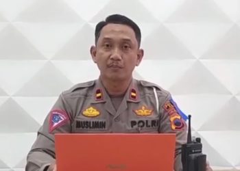 Kaur Bin Ops Satlantas Polres Pati, IPDA Muslimin saat memberikan informasi terkait penutupan arus lalu lintas di Kecamatan Sukolilo karena adanya tradisi Meron. (Arif/Harianmuria.com)