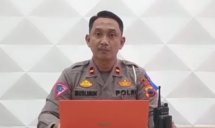 Kaur Bin Ops Satlantas Polres Pati, IPDA Muslimin saat memberikan informasi terkait penutupan arus lalu lintas di Kecamatan Sukolilo karena adanya tradisi Meron. (Arif/Harianmuria.com)