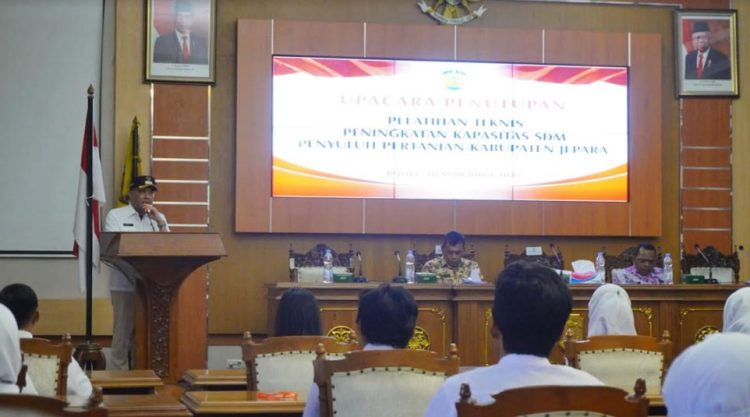 Pj Bupati Jepara Berharap Penyuluh Pertanian Mampu Entaskan Kemiskinan - Harianmuria MENGARAHKAN: Pj Bupati Jepara Edy Supriyanta saat sedang memberikan arahan kepada peserta Pelatihan Teknis Peningkatan Kapasitas Sumber Daya Manusia (SDM). (Muslichul Basid/Harianmuria.com)
