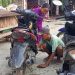 MENYERVIS : Zaenal Arifin bersama dua rekannya sedang memperbaiki motor warga Desa Meteseh, Kaliori, Rembang, yang mogok akibat terendam banjir, Minggu (16/10). (R Teguh Wibowo/Harianmuria.com)