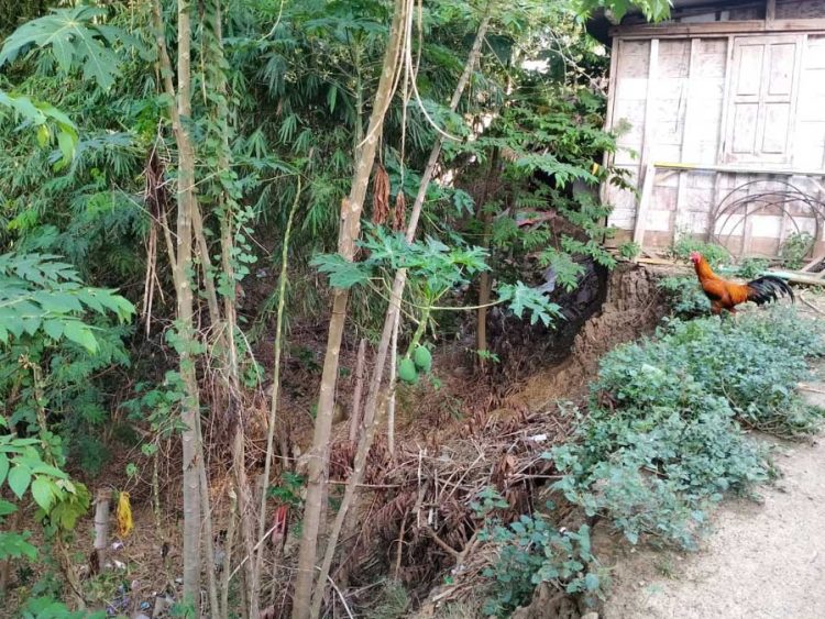 Dinding bangunan rumah warga Dusun Kedunglowo Desa Landoh menggantung, karena tanah gerak akibat longsor di pinggir sungai. (R Teguh Wibowo/Harianmuria.com)