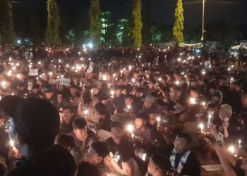 KHIDMAT: Wakil Bupati Kendal Windu Suko Basuki bersama ribuan suporter menggelar doa bersama untuk korban tragedi Kanjuruhan. (Arvian Maulana/Harianmuria.com)