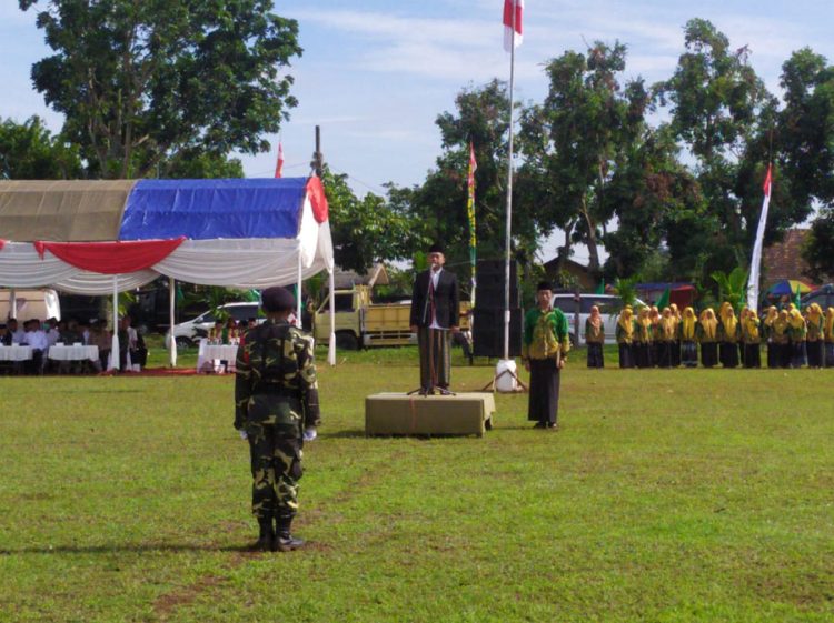 Upacara peringatan Hari Santri Nasional 2022 yang dilaksanakan di lapangan Desa Regaloh, Sabtu dan diikuti ribuan santri (22/10). (Istimewa/Harianmuria.com)