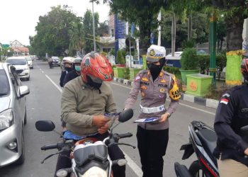OPERASI ZEBRA CANDI: Pembagian leaflet dan stiker tertib dalam berlalu lintas kepada pengguna jalan saat yang digelar di perempatan zaini, baru-baru ini. (R Teguh Wibowo/Harianmuria.com)