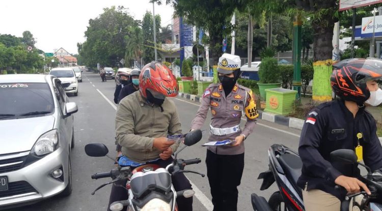 OPERASI ZEBRA CANDI: Pembagian leaflet dan stiker tertib dalam berlalu lintas kepada pengguna jalan saat yang digelar di perempatan zaini, baru-baru ini. (R Teguh Wibowo/Harianmuria.com)