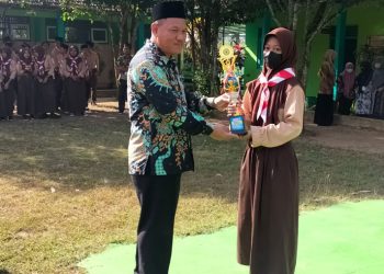 Kepala MTs N 3 Pati saat menyerahkan hadiah. (Istimewa/Harianmuria.com)