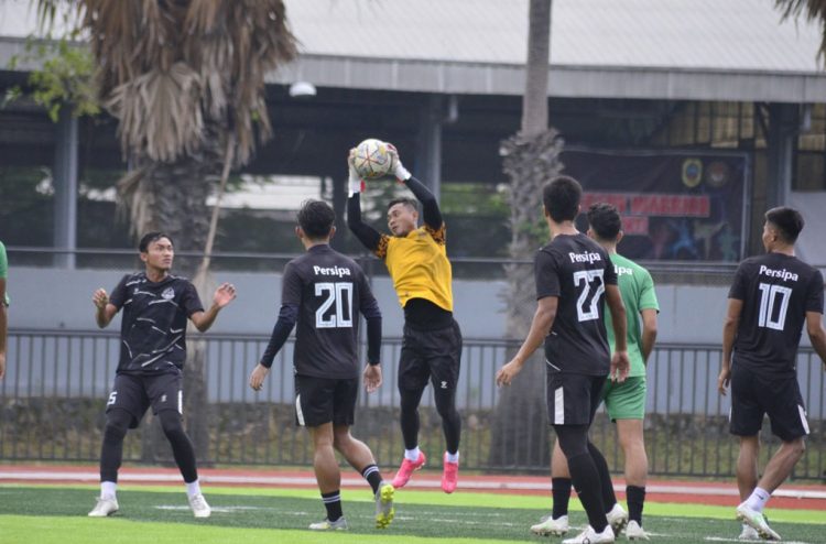 SEMANGAT: Sejumlah pemain Persipa melakukan latihan rutin di tengah penundaan Liga 2. (Aziz Afifi/Harianmuria.com)