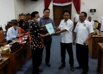 SIMBOLIS: Anggota BPD menyerahkan usulan kenaikan tunjangan kepada pihak DPRD Kabupaten Pati. (Aziz Afifi/Harianmuria.com)