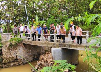 MENINJAU: Pj Bupati Pati Henggar Budi Anggoro bersama BPBD Kabupaten Pati melakukan peninjauan sungai di Desa Tambahagung, Kecamatan Tambakromo. (Aziz Afifi/Harianmuria.com)