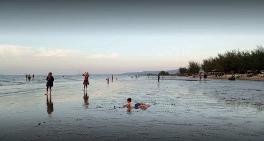 10 Rekomendasi Pantai Eksotis di Rembang dengan Pemandangan Pohon Cemara yang Rimbun