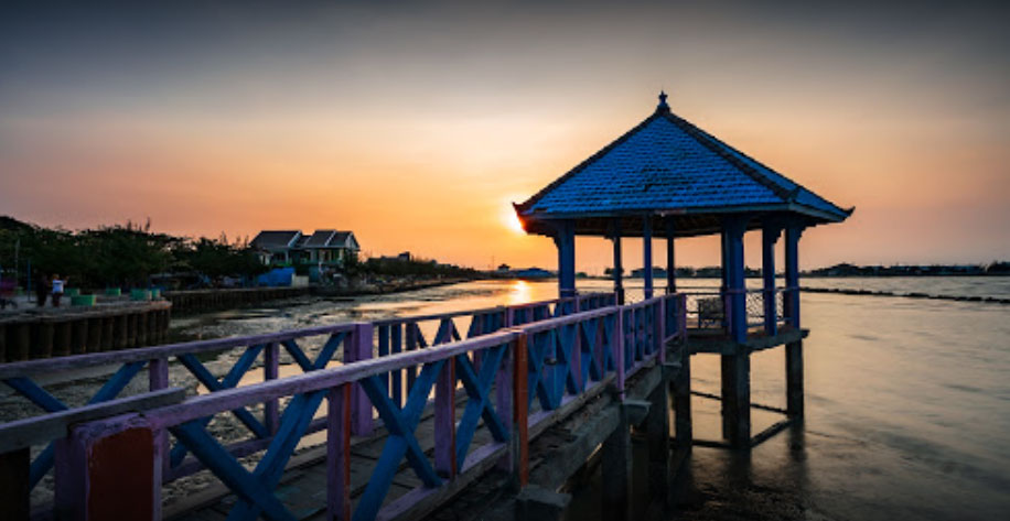 10 Rekomendasi Pantai Eksotis di Rembang dengan Pemandangan Pohon Cemara yang Rimbun