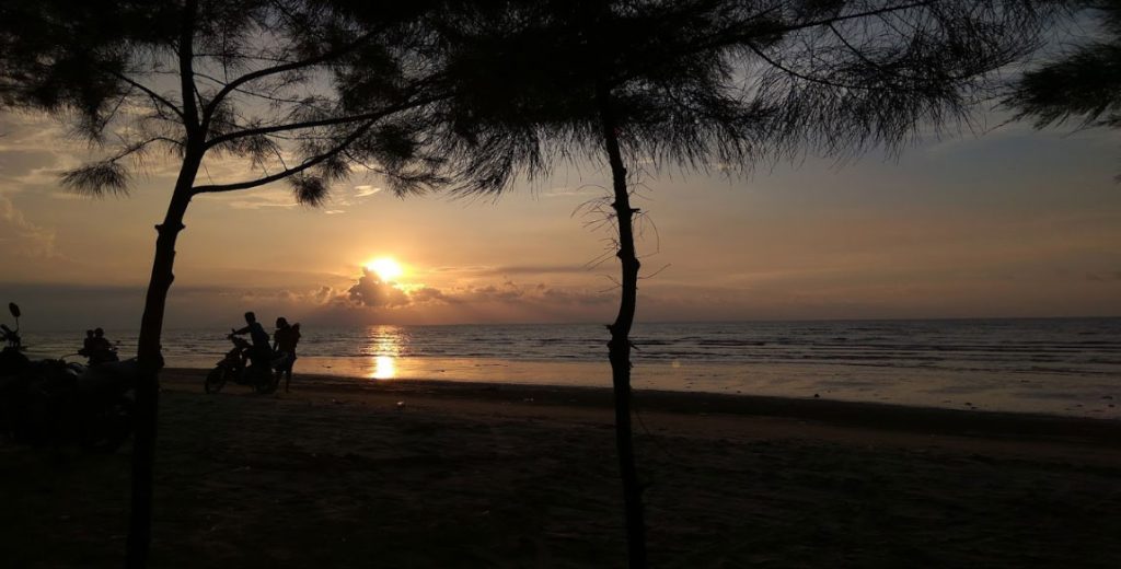 10 Rekomendasi Pantai Eksotis di Rembang dengan Pemandangan Pohon Cemara yang Rimbun