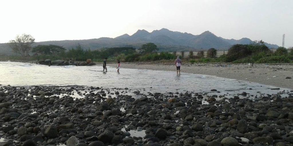 10 Rekomendasi Pantai Eksotis di Rembang dengan Pemandangan Pohon Cemara yang Rimbun